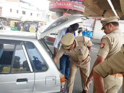 सघन निरीक्षण के बाद वाहनों से काली फिल्में हटाई गईं।