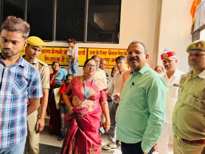 बलिया डीएम ने देखा जिला महिला एवं पुरुष अस्पताल का सच