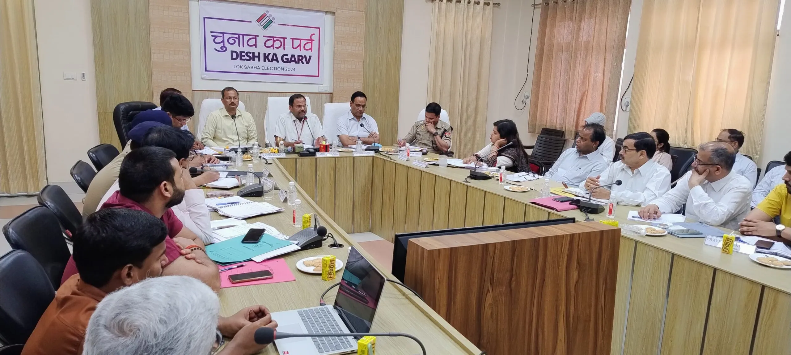 शाहजहांपुर:  सामान्य प्रेक्षक ने नोडल अधिकारियों के साथ की बैठक