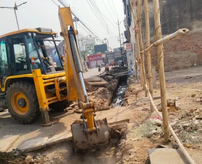 धमतरी: नालियों के अवैध कब्जों को हटाकर की जा रही नालियों की सफाई