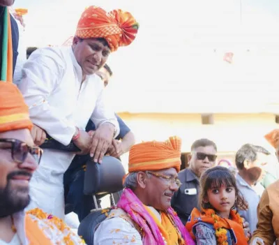 हरिद्वार: कलियर विस के ग्रामीणों ने गांव पहुंचने पर त्रिवेंद्र का किया ढोल नगाड़ों के साथ फूलों से स्वागत