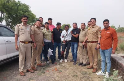 फिरोजाबाद: मैरिज होम मालिक पर फायरिंग के बाद हिस्ट्रीशीटर के पैर में गोली लगने से उसके भाई समेत हिरासत में ले लिया गया।