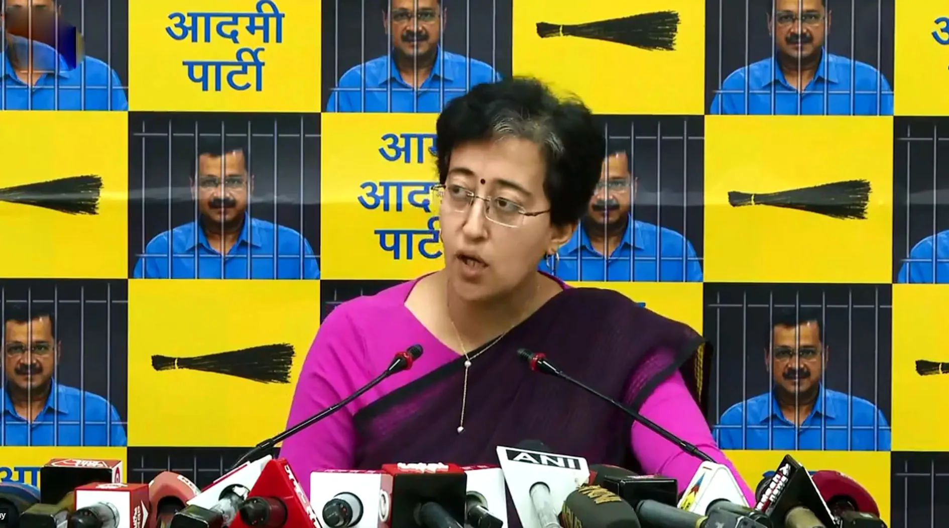 आतिशी ने दावा-केजरीवाल सरकार को गिराने और राष्ट्रपति शासन लगाने की हो रही साजिश
