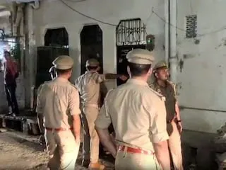 UP Crime News: बेड पर महिला सिपाही, फंदे पर लटका मिला कांस्टेबल का शव 