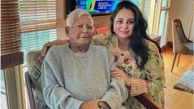 लालू प्रसाद यादव की बेटी रोहिणी के खिलाफ चुनाव आयोग क्यों पहुंच गई बीजेपी?