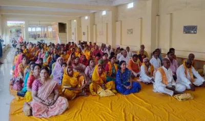 गायत्री परिवार बलिया : होली मिलन में दिखा स्नेह का अद्भूत संगम, पुष्पवर्षा के बीच उड़े अबीर-गुलाल