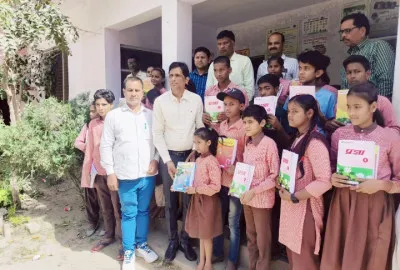 सत्र के पहले ही दिन पाठ्य पुस्तक वितरित कर बलिया बीएसए ने दिया बड़ा संदेश, शिक्षकों को दी खास सलाह