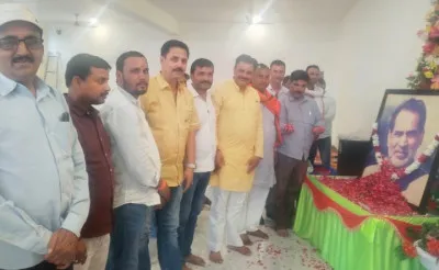 बलिया : 97वीं जयंती पर श्रद्धापूर्वक याद किए गए पूर्व प्रधानमंत्री चंद्रशेखर