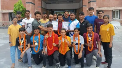 Ballia News: चार स्वर्ण समेत 14 पदक जीतकर लौटे खिलाड़ियों का बागी धरती पर स्वागत