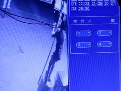 बलिया : ड्यूटी पर तैनात सिपाही का बल्ब चुराते वीडियो वायरल !