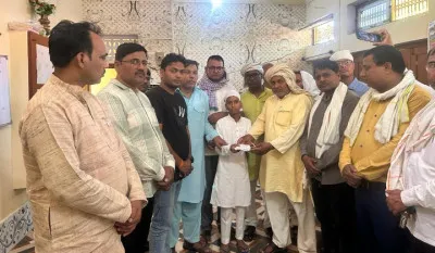 दुनिया को असमय अलविदा करने वाले शिक्षक के घर मदद लेकर पहुंचा राष्ट्रीय शैक्षिक महासंघ