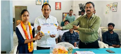 बलिया : मेधावियों को प्रतिभा सम्मान से स्कूल ने किया सम्मानित