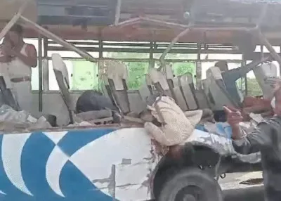 भीषण Road Accident : ट्रक ने बस में मारी टक्कर, सात यात्रियों की मौत ; कई घायल