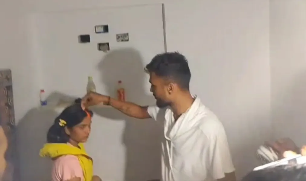 प्रेमिका के घर पहुंचे प्रेमी की पहले धुनाई फिर लोगो ने कराई शादी