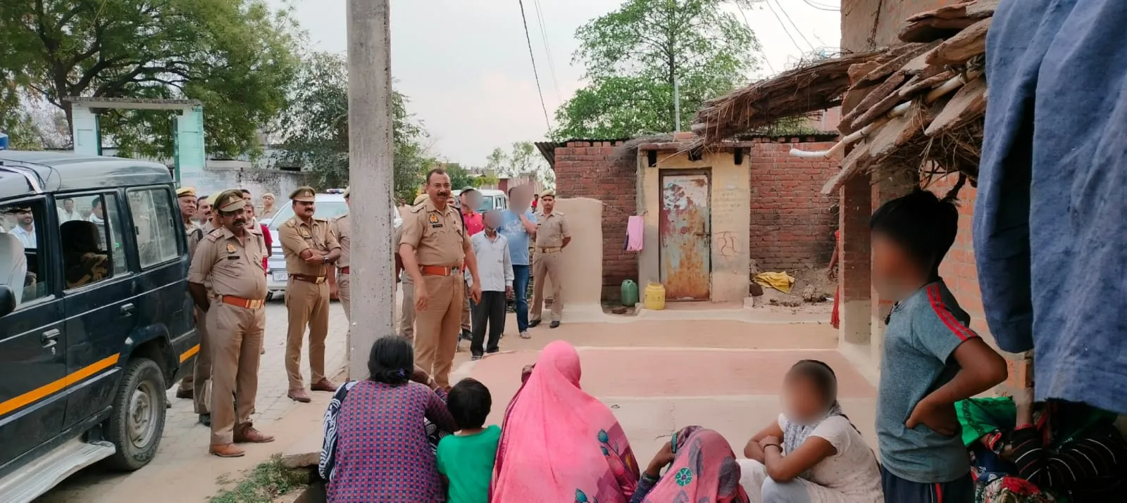 फतेहपुर:  संवेदनशील गांव अढैया में पुलिस अधीक्षक ने किया पैदल मार्च