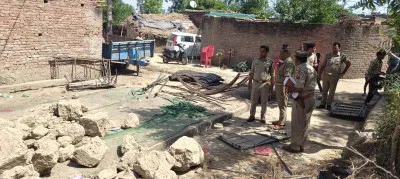 पीलीभीत:  शादी की दावत में मेहमानों के खाना खाते समय दीवार गिरने से चीख-पुकार मच गई, जिससे दो लोगों की मौत हो गई और छह घायल हो गए।