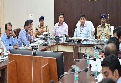 सम्भल: चुनाव पर्यवेक्षकों ने कार्य का मूल्यांकन किया और चुनाव को निष्पक्ष व पारदर्शी ढंग से चलाना उनका कर्तव्य है