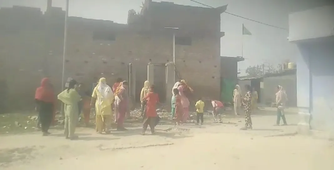 बहराइच:  दबंगों ने तोड़ा सार्वजनिक शौचालय, कार्यवाही करने से कतरा रही पुलिस