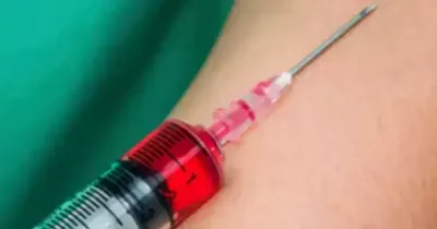 लुटेरों के एक समूह ने एक पुलिस अधिकारी को जहर दे दिया और जब वह मर गया, तो वे घबरा गए।