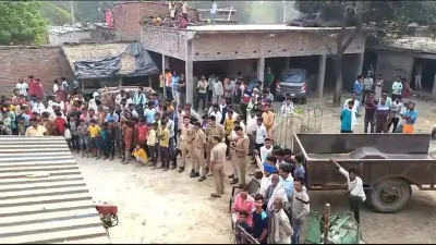 युवक ने पत्नी और तीन बच्चों सहित मां की गोली मारकर की हत्या, खुद को भी उड़ाया, इलाके में पसरा सन्नाटा