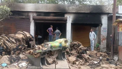 गोंडा: बोरे के कारोबारी की दुकान में लगी आग, लाखों का बोरा जलकर खाक