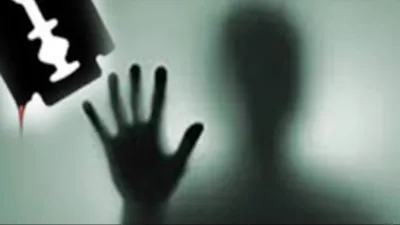 थाने में प्रेमी जोड़े ने ब्लेड से काट ली अपनी गर्दन; एक की मौत हो गई और दूसरा गंभीर रूप से घायल हो गया.