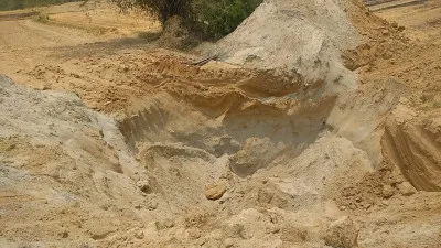 बोरवेल का टीला धंसा, रेस्क्यू कर निकाले गए मिट्टी में दबे पिता-पुत्र, बेटे की हुई मौत