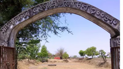 Banda News: सूखे पड़े तालाबों व नहरों में उड़ रही धूल, कैसे बुझेगी प्यास, पानी के लिए भटक रहे अन्ना मवेशी