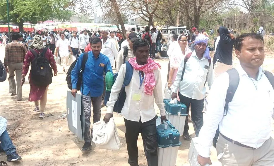 मतदान आज रवाना हुई पोलिंग पार्टियां : डीएम, एसपी समेत जुटे रहे चुनाव अधिकारी