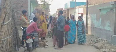 बलिया में एक भयानक सड़क दुर्घटना में दो बाइक सवारों की दर्दनाक मौत हो गई और उसके बाद अफरा-तफरी मच गई।