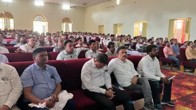 बलिया: जोनल व सेक्टर मजिस्ट्रेटों का प्रशिक्षण पूरा होने पर डीईओ ने उन्हें ब्रीफ किया।