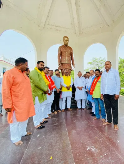 सुभासपा के राष्ट्रीय अध्यक्ष पहुंचे चंद्रशेखर स्मारक ट्रस्ट