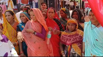 भाजपा की सभा में कैबिनेट मंत्री के लिए जुटाई मनरेगा मजदूरों की भीड़