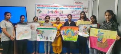 छात्रों ने पोस्टर के माध्यम लोगों को वोट डालने के लिए की अपील