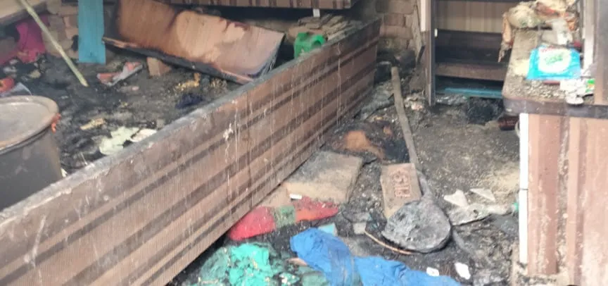 Ballia News: शार्ट सर्किट से घर में लगी भीषण आग, मचा हड़कंप 