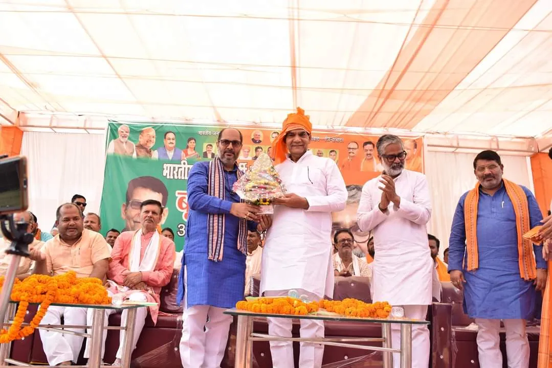 Ballia News: पादरी ने बोर्ड अध्यक्ष और कर्मचारियों का उत्साह बढ़ाया