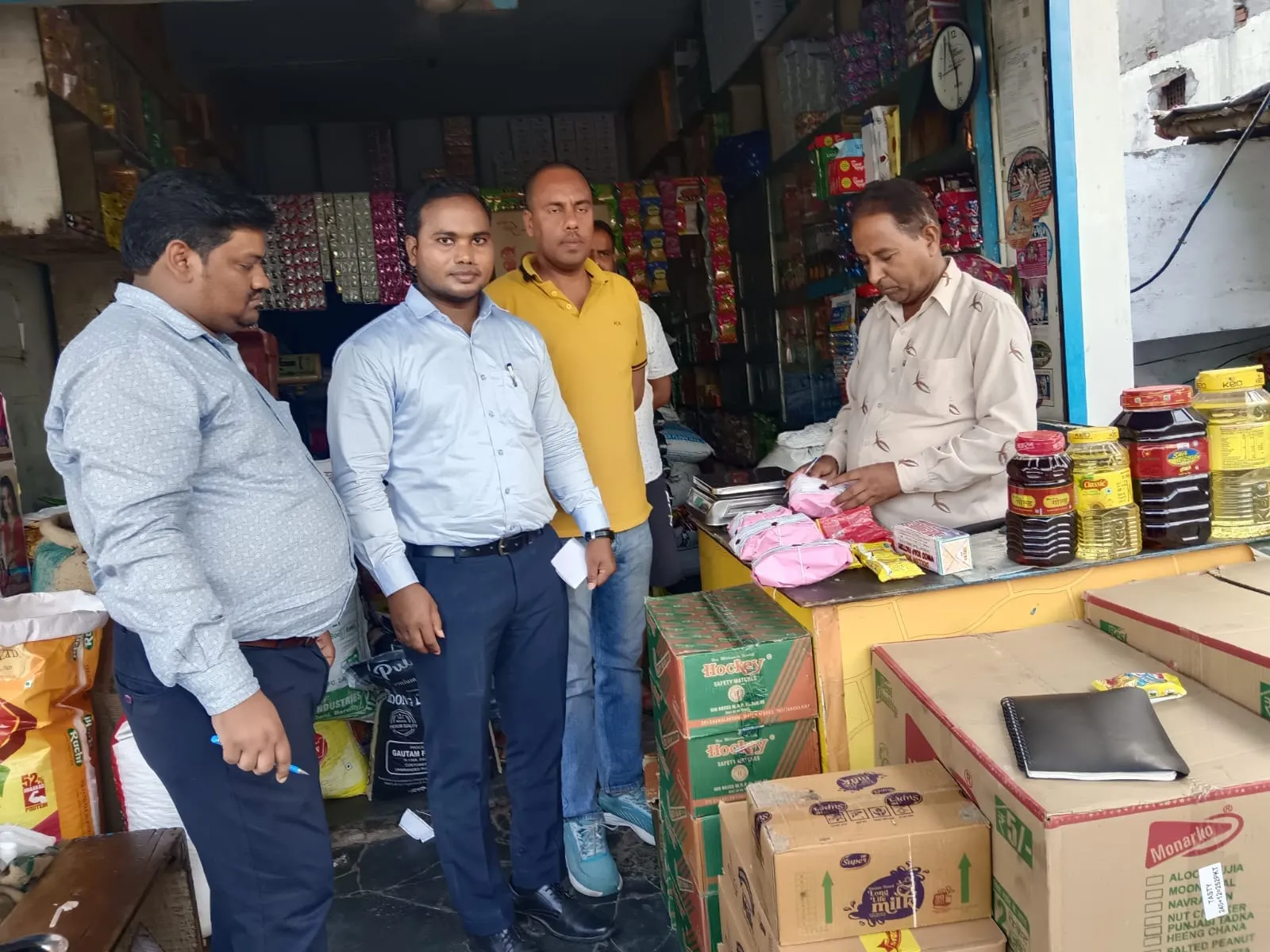 पीलीभीत:  बच्चे की मौत के बाद गांव पहुंची खाद्य सुरक्षा की टीम ने लिए सैंपल
