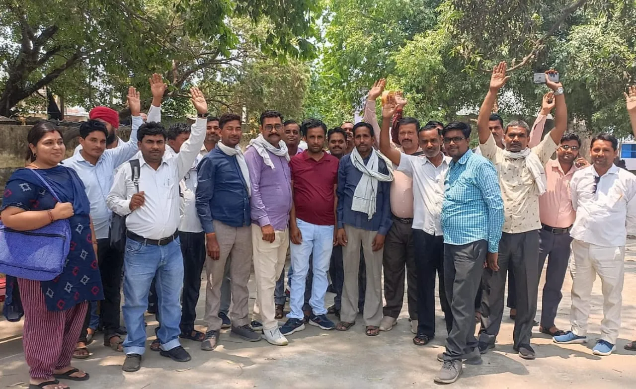 पीलीभीत:  बिलसंडा में मनरेगा विभाग पर बाहरी लोगों का कब्जा, प्रदर्शन