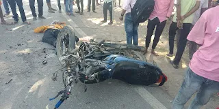 बलिया में एक अनियंत्रित पिकअप ने बाइक सवारों को टक्कर मार दी, जिससे एक युवक की मौत हो गई और एक महिला गंभीर रूप से घायल हो गई.