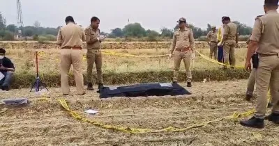 जालौन में एक युवक की हत्या कर दी गई और उसका सिर खेत में मिला.