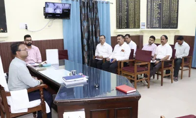 जिलाधिकारी ने बिजली अफसरों के संग की बैठक
