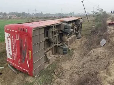 जौनपुर में अयोध्या जा रही बस बेकाबू होकर पलटी