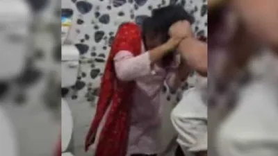 जब पति आया तो पत्नी होटल में दो युवकों के साथ बिस्तर पर लेटी हुई थी; अचानक...