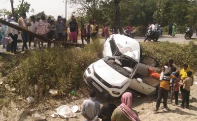 Road Accident in Ballia : बाइक सवार को बचाने में पुलिया से टकराई कार, मचा कोहराम
