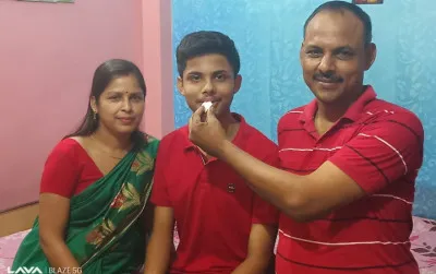 बलिया: एक शिक्षक का बच्चा अक्षत सिंह, जिसने दसवीं कक्षा में उत्कृष्ट प्रदर्शन किया था, अपने देश की मदद करने के लिए डॉक्टर बनने की इच्छा रखता है।