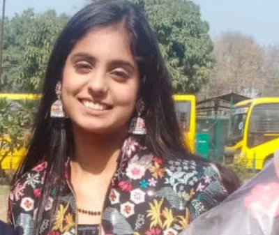 बलिया: 12वीं कक्षा की टॉप छात्रा जान्हवी सिंह ने भविष्य के लिए अपनी आकांक्षाओं के बारे में बात करते हुए कहा कि शिक्षक की बेटी की आकांक्षाएं ऊंची हैं.