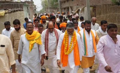 भाजपा प्रत्याशी नीरज शेखर ने विधानसभा फेफना के आधा दर्जन गांवों में किया जनसम्पर्क