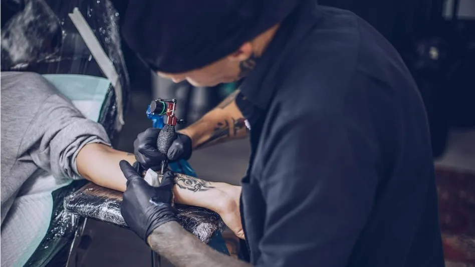 अनसेफ तरीके से बनवाया टैटू हो सकता है जानलेवा, डरा रहे ये आंकड़े