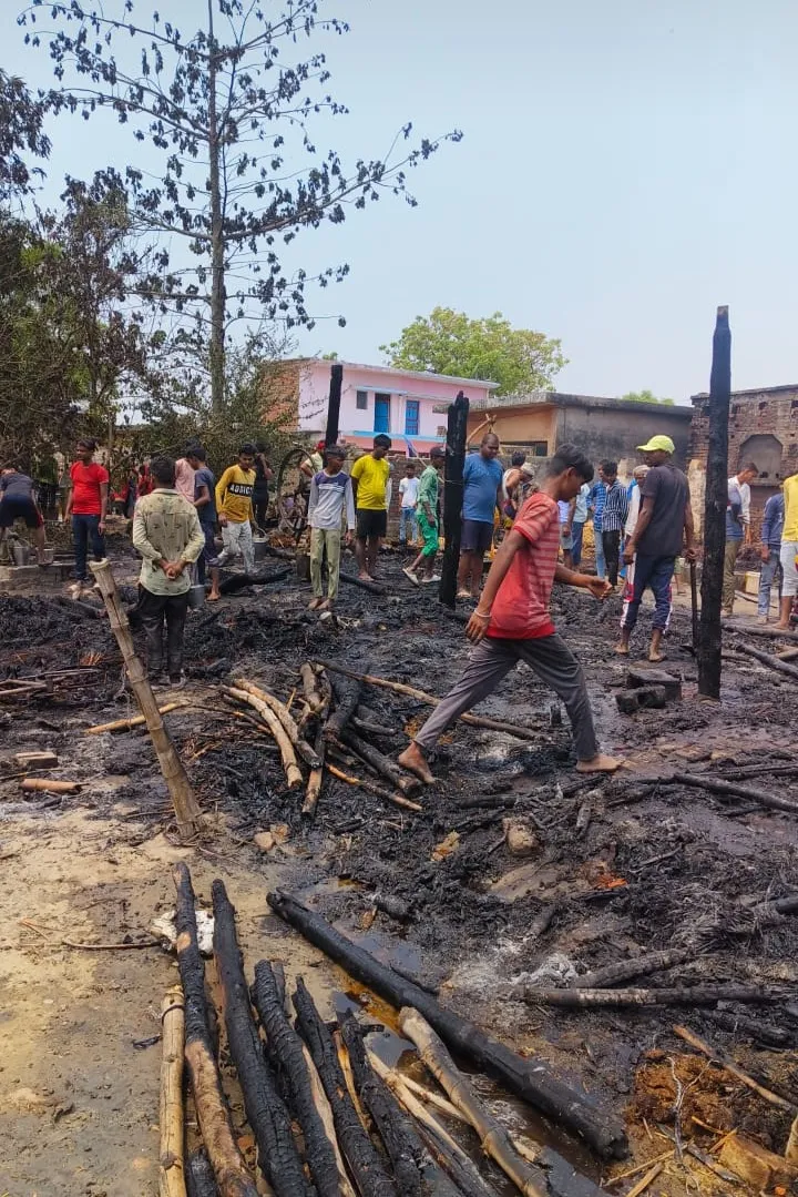 बस्ती:  अंगीठी की चिंगारी से लगी आग, दो लोगो का मकान ख़ाक