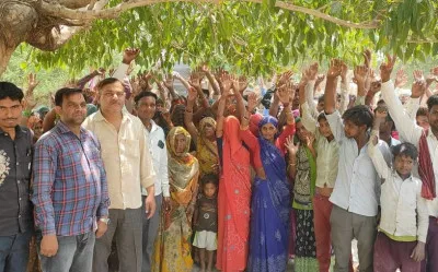 शाहजहांपुर: मतदाता पर्ची लेने से किया इनकार, प्रदर्शन कर की चुनाव बहिष्कार की घोषणा